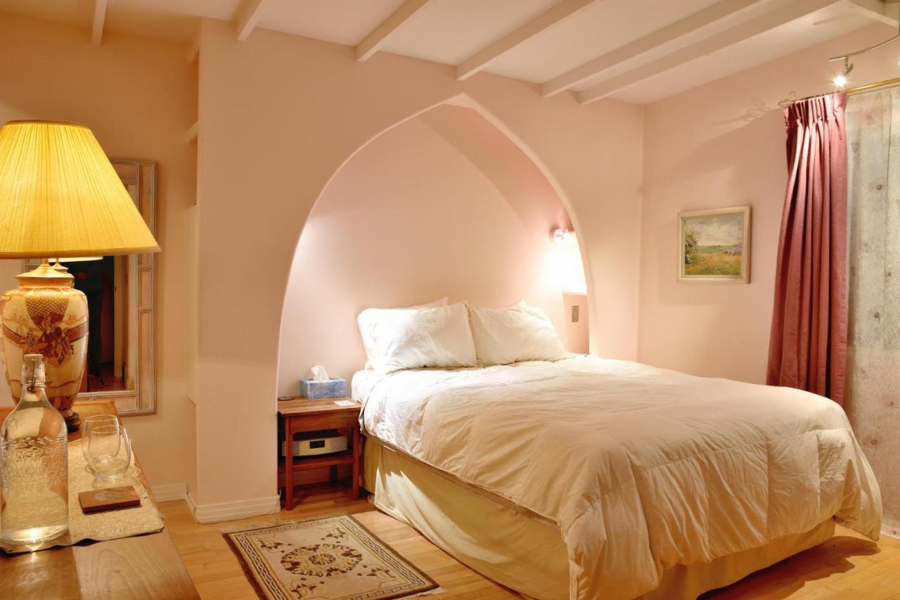Mediterranean Edmonton B&B ภายนอก รูปภาพ
