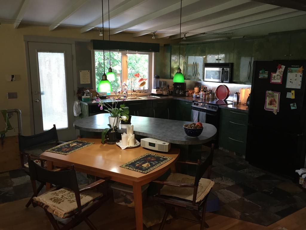 Mediterranean Edmonton B&B ภายนอก รูปภาพ