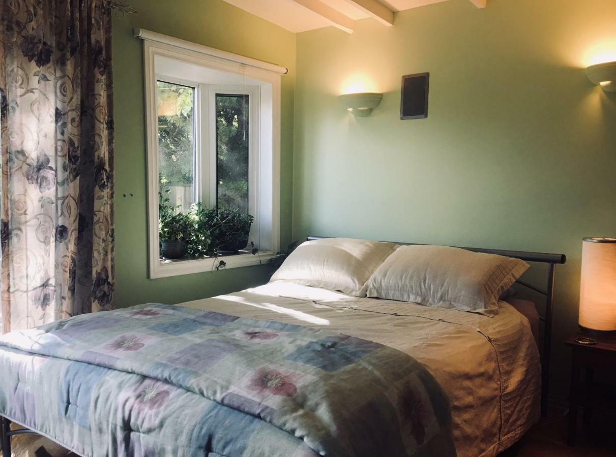 Mediterranean Edmonton B&B ภายนอก รูปภาพ