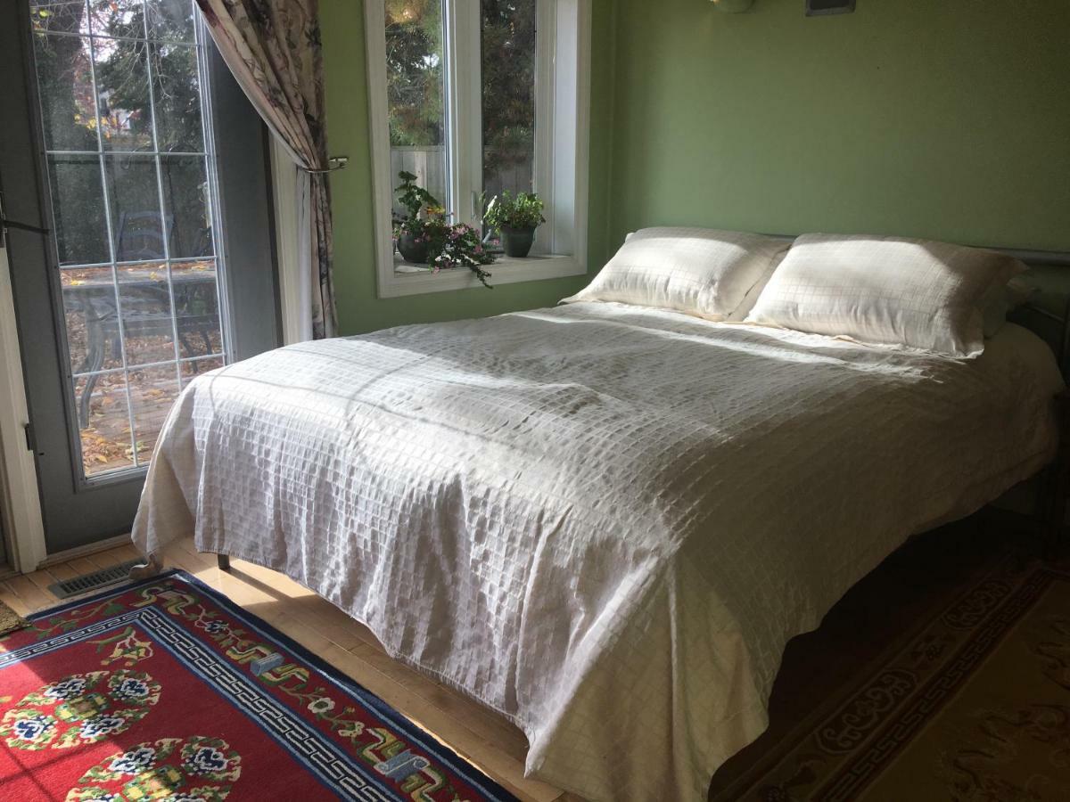 Mediterranean Edmonton B&B ภายนอก รูปภาพ
